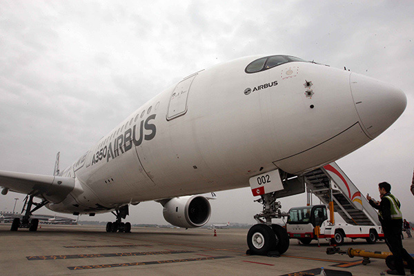 An Airbus A350 plane prepares for takeoff at the Shuangliu International Airport in Chengdu, Sichuan province. (XIE MINGGANG/FOR CHINA DAILY)