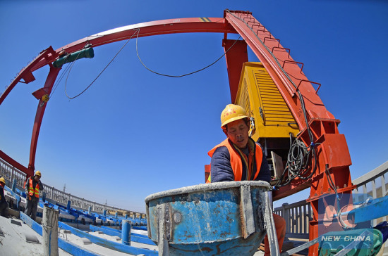 Workers work at the Liaoning section of a high-speed railway in northeast China's Liaoning Province, April 11, 2017.(Xinhua/Yang Qing)