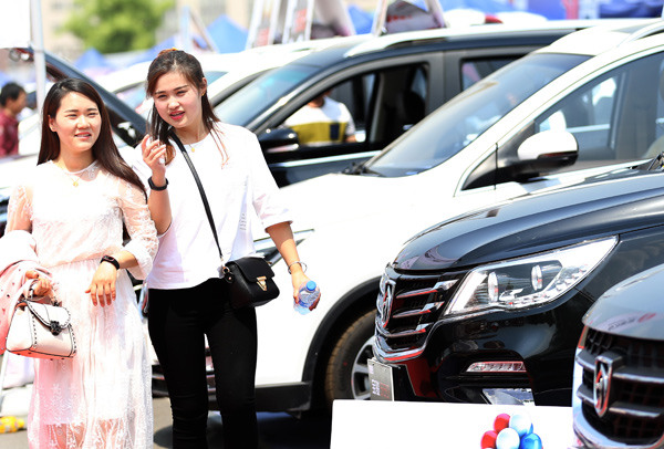 Customers at an auto exhibition in Beijing. ZOU HONG / CHINA DAILY