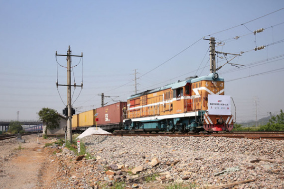 A freight train operating on the Yiwu-London rail line arrives back at Yiwu West Station in Yiwu, East China's Zhejiang province, April 29, 2017.(Photo/Xinhua)