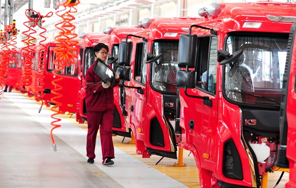 A worker inspects a truck assembly line of the Anhui Jianghuai Automobile Group in Fuyang, Anhui province. LU QIJIAN / FOR CHINA DAILY