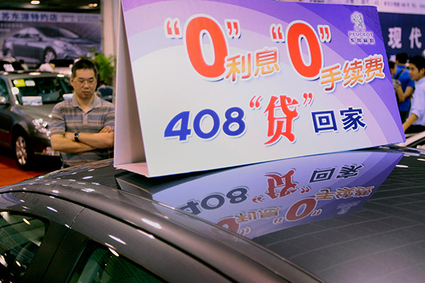 The car loan program launched by banks and car financing companies attracts potential buyers in Nanjing, Jiangsu province. (Photo/China Daily)