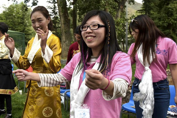 University students from Hong Kong visit Lhasa as part of a cultural exchange program. (Photo by Li Lin/provided to China Daily)