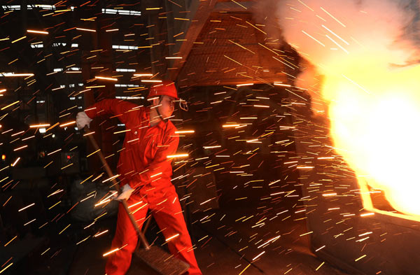 A worker at a steel plant in Dalian, Liaoning province. (Photo by Liu Debin/For China Daily)