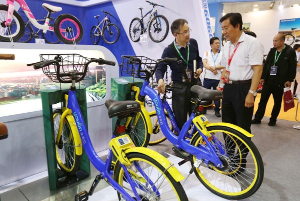 A visitor asks about a Youon bicycle, at the 27th China International Bicycle& Motor Fair in Shanghai. PROVIDED TO CHINA DAILY