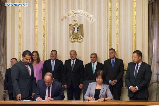 Egyptian Prime Minister Sherif Ismail (4th R, Rear) attends the signing ceremony between Egypt's National Authority for Tunnels (NAT) and the joint coalition of China's AVIC International and China Railway Group Limited in Cairo, Egypt, on Aug. 15, 2017. (Xinhua/Meng Tao)