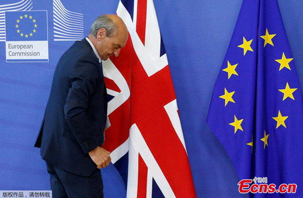 A worker arranges flags at the EU headquarters as Britain and the EU launch Brexit talks in Brussels, June 19, 2017. (File photo/Agencies)