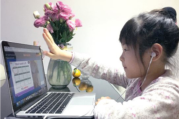 Yang Zixuan, 8, a student at Beijing No 2 Experimental Primary School learns English through VIPkid online courses. (Photo provided to China Daily)