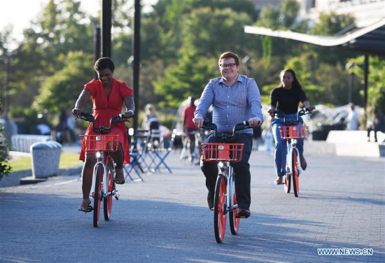 People ride bikes of Chinese bike-sharing giant Mobike in Washington D.C., the United States, Sept. 20, 2017. Chinese bike-sharing giant Mobike launched its service here on Wednesday, marking its U.S. debut amid a rapid global expansion. (Xinhua/Yin Bogu)