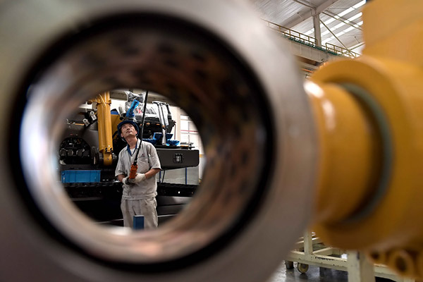 An employee works at the production line of a machinery company in Jinan, Shandong province. The province is adopting new technology to update its traditional industries. (Photo/Xinhua)