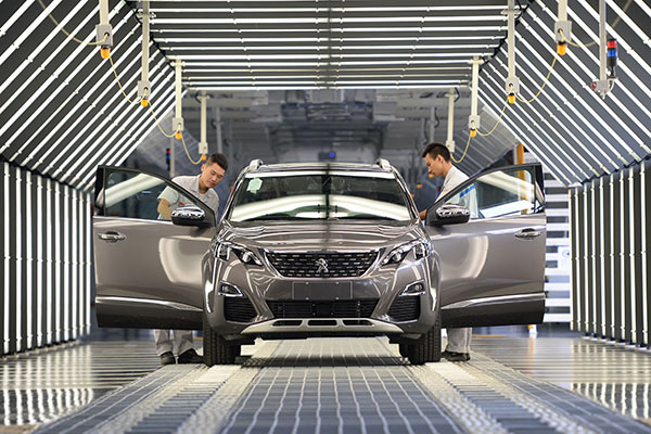 Employees work at a production line of Dongfeng factory in Chengdu, Sichuan province in September last year.(Provided to China Daily)