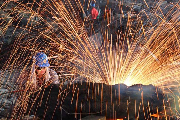 A man works at a workshop of the Dongbei Special Steel Group Co Ltd in Dalian, Northeast China's Liaoning province. (Photo/China Daily)