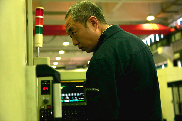 Liu Ping, a computer numerically controlled (CNC) machine tool operator working at Chongqing Chuanyi Control Valve Co Ltd, is pictured at the company's workshop on Nov 14, 2017. (Photo:chinadaily.com.cn/Zhu Lingqing)