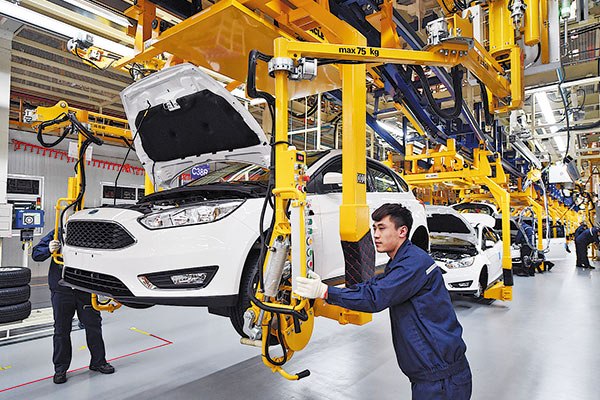 Workers assemble cars at a Ford production line in Harbin, Heilongjiang province.(Photo by Liu Yang/China Daily)