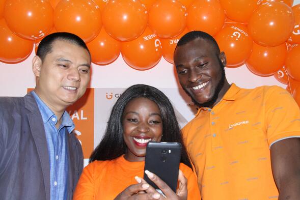 Gionee product consultant Carol Njenga (center) explores the features of the newly launched Gionee X1S with Gionee General Manager for Kenya Peate Shaw (left) and Regional Manager for Nairobi Dismas Omondi soon after the launch ceremony in Nairobi on December 19. (Photo provided to chinadaily.com.cn)