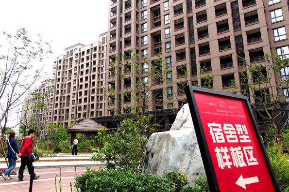 Prospective tenants visit the public rental housing at the Xinyue apartments in Shanghai, on May 15, 2013. (Photo/Xinhua)