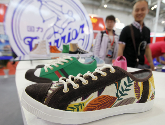 Warrior brand shoes displayed at an industry expo in Beijing. （Photo by A Jing/For China Daily）