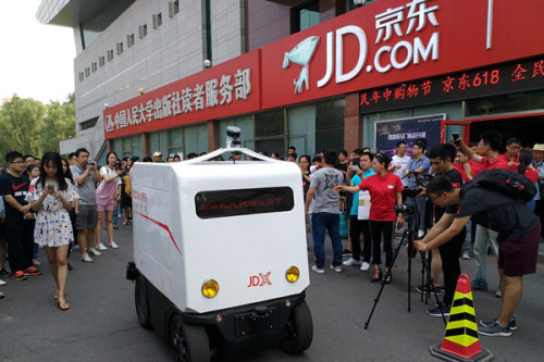 JD's unmanned small-sized driverless vehicle is pictured on June 18, 2017. (Photo provided to chinadaily.com.cn)