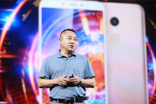 Li Kaixin, president of the mobile phone unit of 360 Security Technology Inc, unveils a new smartphone on Tuesday to target mobile gaming enthusiasts. (Photo provided to China Daily)