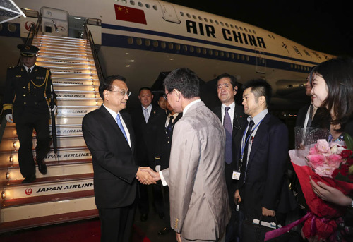 Premier Li Keqiang arrives in Tokyo, capital of Japan, for an official visit to Japan and the 7th China-Japan-Republic of Korea (ROK) leaders' meeting, May 8, 2018. (Photo/Xinhua)