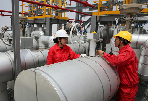 Technicians check liquefied natural gas facilities in Nantong, Jiangsu Province. (XU CONGJUN/FOR CHINA DAILY