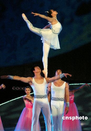 Ballet on shoulder, a brand-new form of ballet, combines western ballet with Chinese acrobatics.