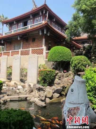 The Fort Provintia, a Qing-style attic reconstructed from a Dutch castle, is surrounded by tablets, rockeries and a carp pond.