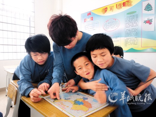 Street kids are playing at a social service center. 