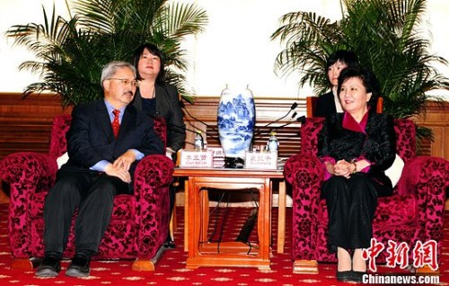 Qiu Yuanping (R),the director of the Overseas Chinese Affairs Office of the State Council, met the visiting San Francisco Mayor Edwin Mah Lee(L) on Monday. 