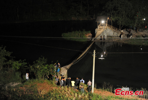 A suspension bridge tilts in Fenghuang County, Central China's Hunan Province, May 1, 2013. [Photo: CNS/Yang Huafeng] 