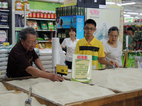 Hong Kong officials said on Tuesday they were coordinating with the Chinese mainlands quality watchdog to include rice products in routine inspections.(Photo: Ta Kung Pao)