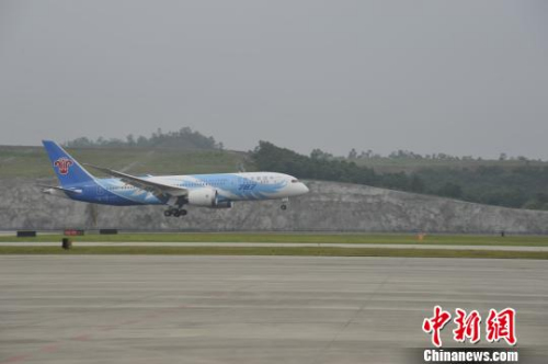 China's first Boeing 787 Dreamliner arrived at Jieyang Chaoshan Airport in Guangdong province Tuesday morning.[CNSPhoto]