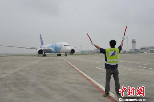 China's first Boeing 787 Dreamliner arrived at Jieyang Chaoshan Airport in Guangdong province Tuesday morning.[CNSPhoto]