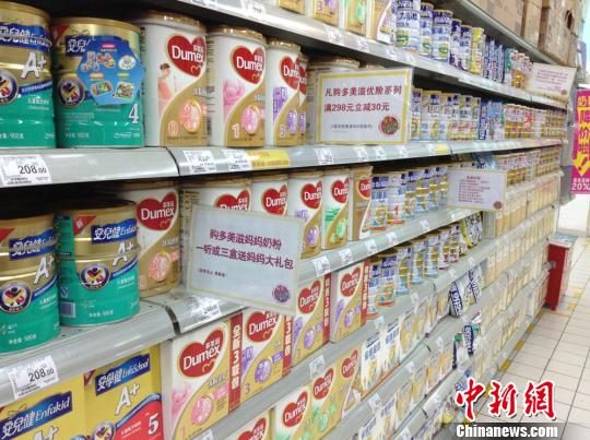 Photo taken on Aug. 5, 2013 shows few shoppers in front of shelves of imported infant formula at a Carrefour supermarket in Zhengzhou, Henan province. (CNS Photo)  