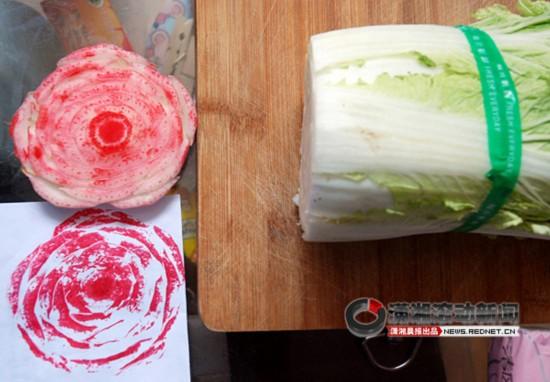 A mircroblog that teaches people to make a rose stamp using Chinese cabbage has become a hit on the Internet. (Photo source: Chinanews.com)