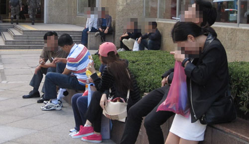 Smoking Chinese tourists in Seoul.