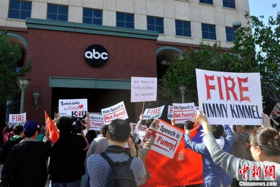 More than 1,000 Chinese Americans staged a protest on Nov. 9, 2013 against US television network American Broadcasting Co (ABC) at ABC headquarters in Los Angeles. [Photo: China News Service/Mao Jianjun]