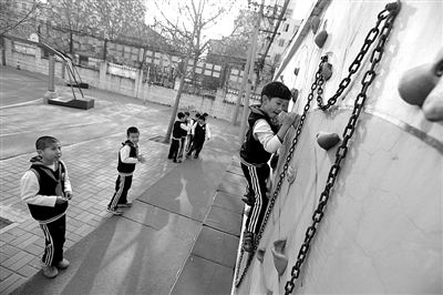 Boys are having a climbing class.