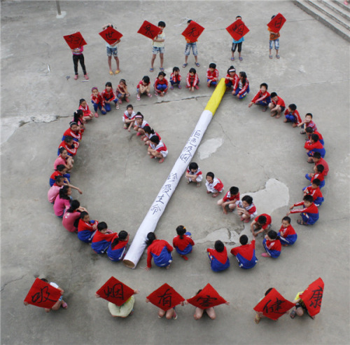 Students in Handan city, Hebei province, advocate no smoking on May 29, 2013, two days before World No Tobacco Day. [Photo source: China Daily]