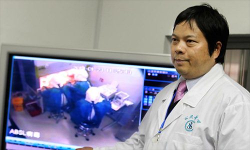 Professor Xu Jianqing introduces the development of the research on H7N9 bird flu vaccine at Shanghai Public Health Clinical Center in Shanghai, east China, Feb. 8, 2014. [Photo: Xinhua]