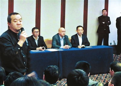 Staff of the Malaysian Airlines  at the pres conference. [Photo: the Beijing Youth Daily]