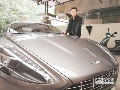 Huang Cheng-nan takes a photo with the Aston Martin Rapide he trade with a eggshell porcelain bowl. (Photo source: the China Times)