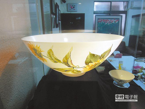 One of the eggshell porcelain bowl Huang makes. (Photo source: the China Times)