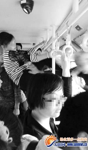 A woman taking a bus in Xiamen, Fujian province used gymnastics movements to kick an old man after she was criticized for being reluctant to offer her seat to the elderly. (Photo source: sunnews.cn) 