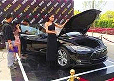Zhang Jianliang's Tesla is on show. (Photo source: Qianjiang Evening News)