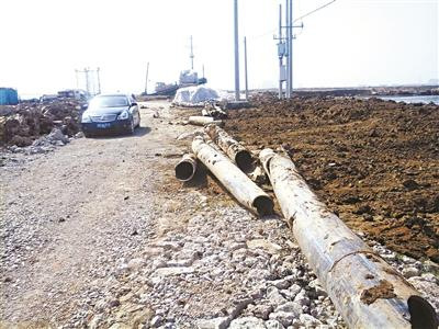 Plants discharge pollutants directly into sea with underground pipelines linking the industrial park and the coastal area of the Yellow Sea. Officers of fishery enforcement agency dug out several pipelines and damaged them on April 23. (Photo source: Beijing Youth Daily)