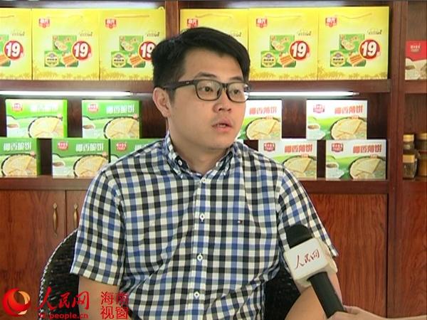 A photo of Wu Sisi, sales manager of Wenchang Chunguang Foodstuff Co. Ltd., producer of The premier's set meal. (Photo source: people.cn)