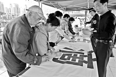 The picture shows residents in Beijing sign a proposal for water conservation. (Photo source: Beijing Youth Daily)