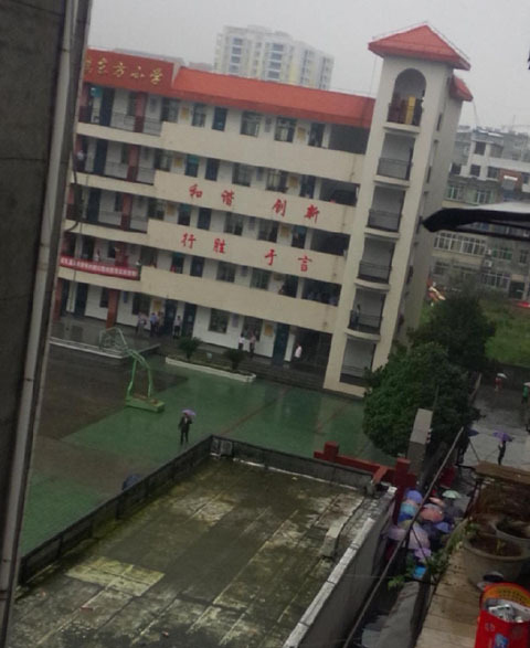 The scene of the incident at Dongfang Primary School in Yunxi county, Hubei province, September 1, 2014. [Photo from a Sina Weibo user]