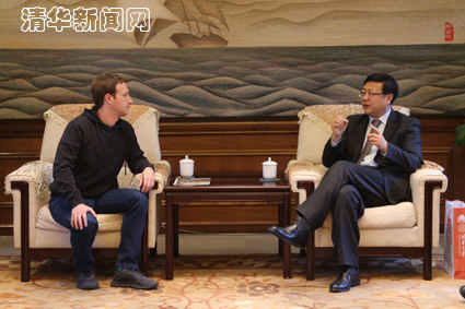Facebook founder and CEO Mark Zuckerberg talks with Tsinghua University president on Tuesday. (Photo: tsinghua.edu.cn)